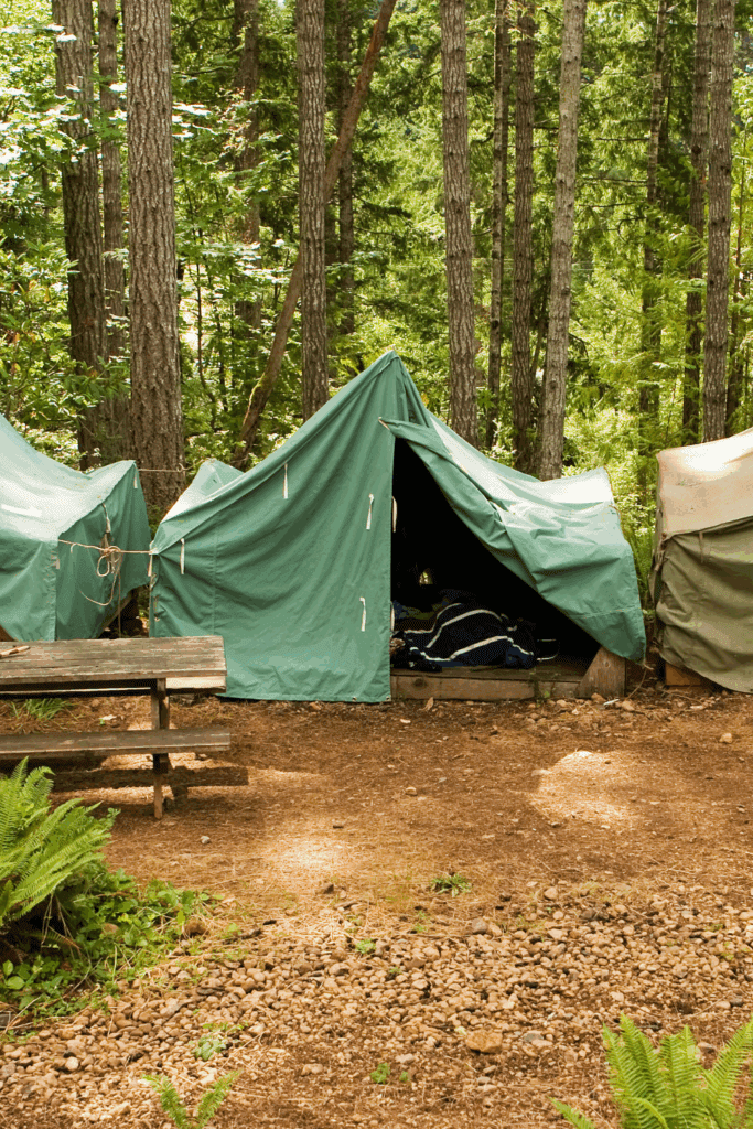 Image illustrates a 72-hour survival kit.