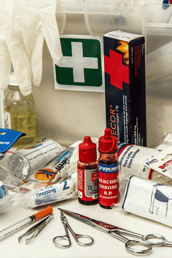 Image illustrates a 72-hour survival kit.