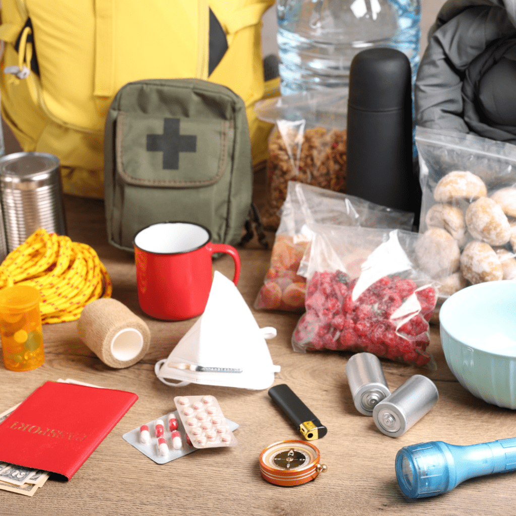 Image illustrates a 72-hour survival kit.