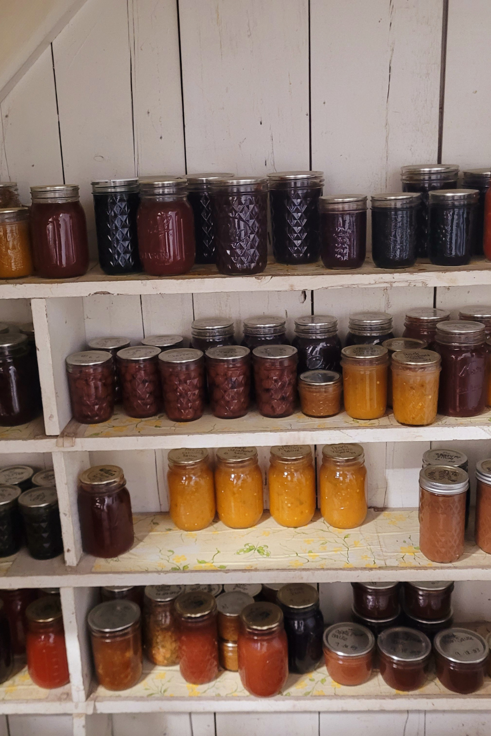 Image illustrates SHTF prepper's pantry to apocalypse-proof your food supply. 