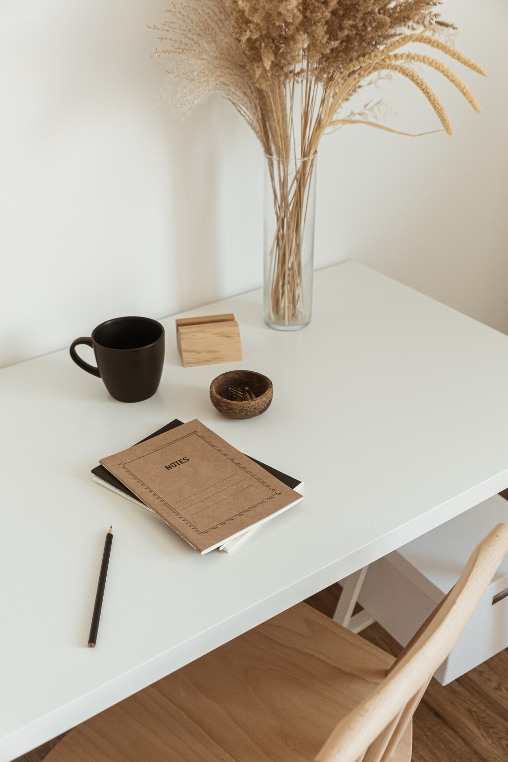 Image illustrates tips for how to become a minamalist.