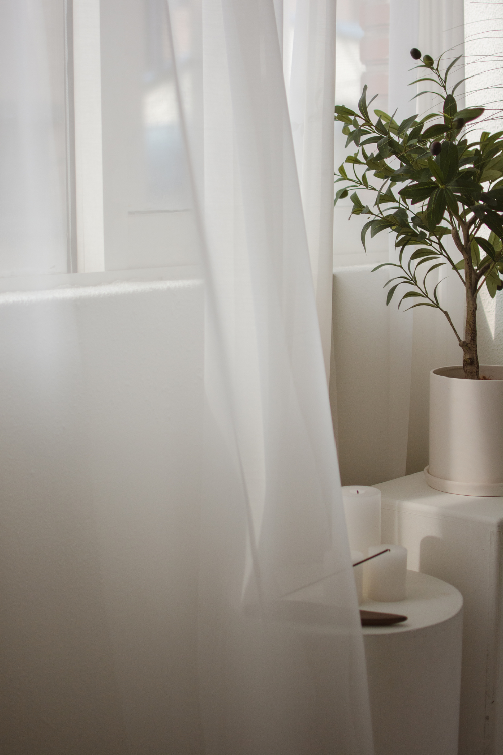 Image illustrates tips for how to become a minamalist.