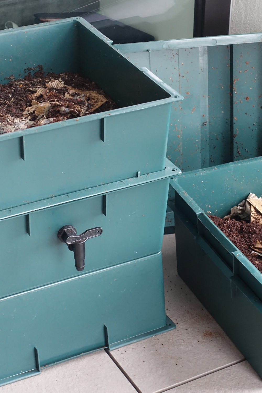 Image illustrates a worm bin for information on how to start a worm bin. 