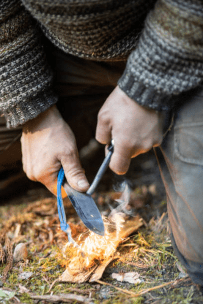 Image illustrates a ferro rod. 