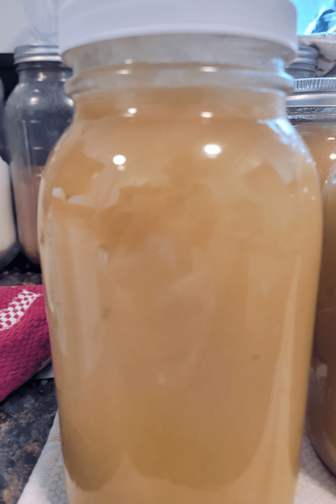 Image illustrates canning applesauce recipes.