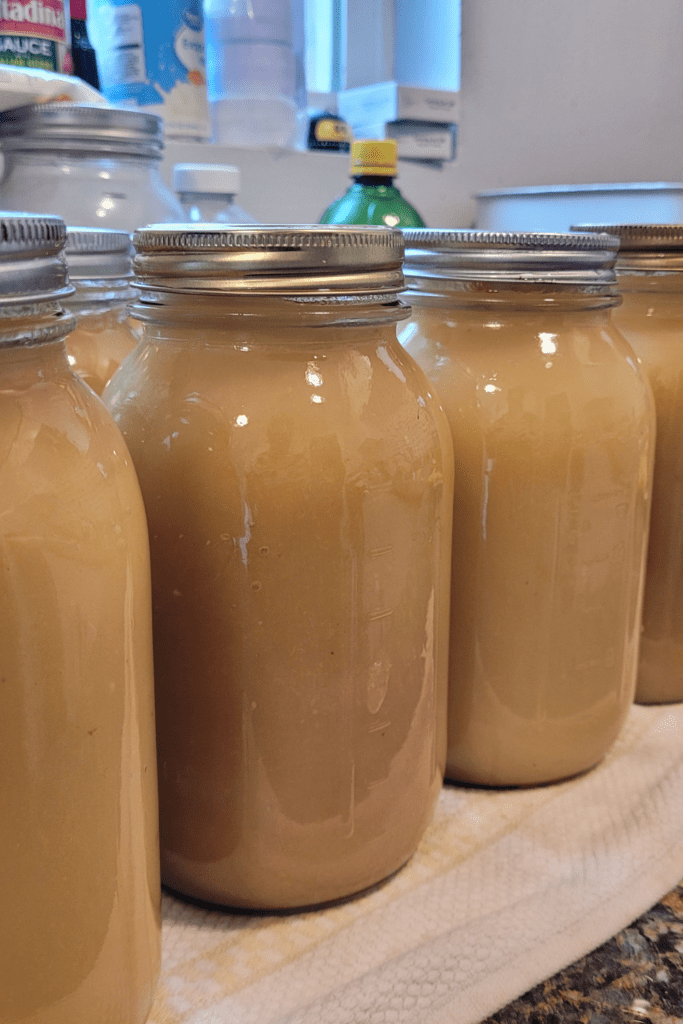 Image illustrates canning applesauce recipes.