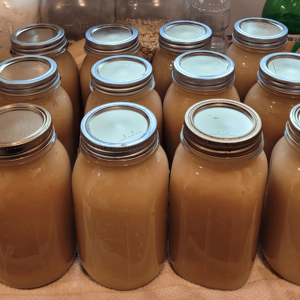 Image illustrates canning applesauce recipes.