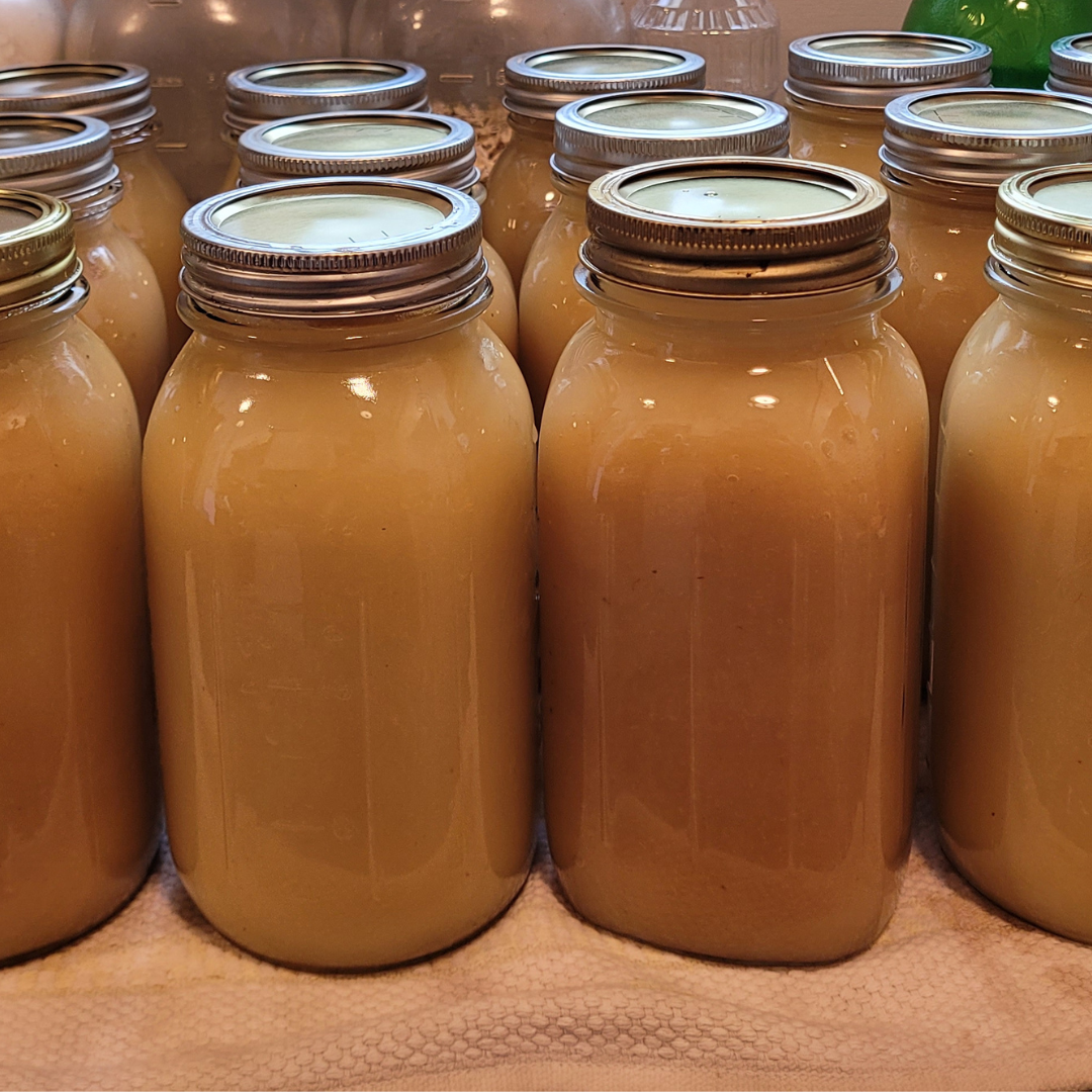 Image illustrates canning applesauce recipes.