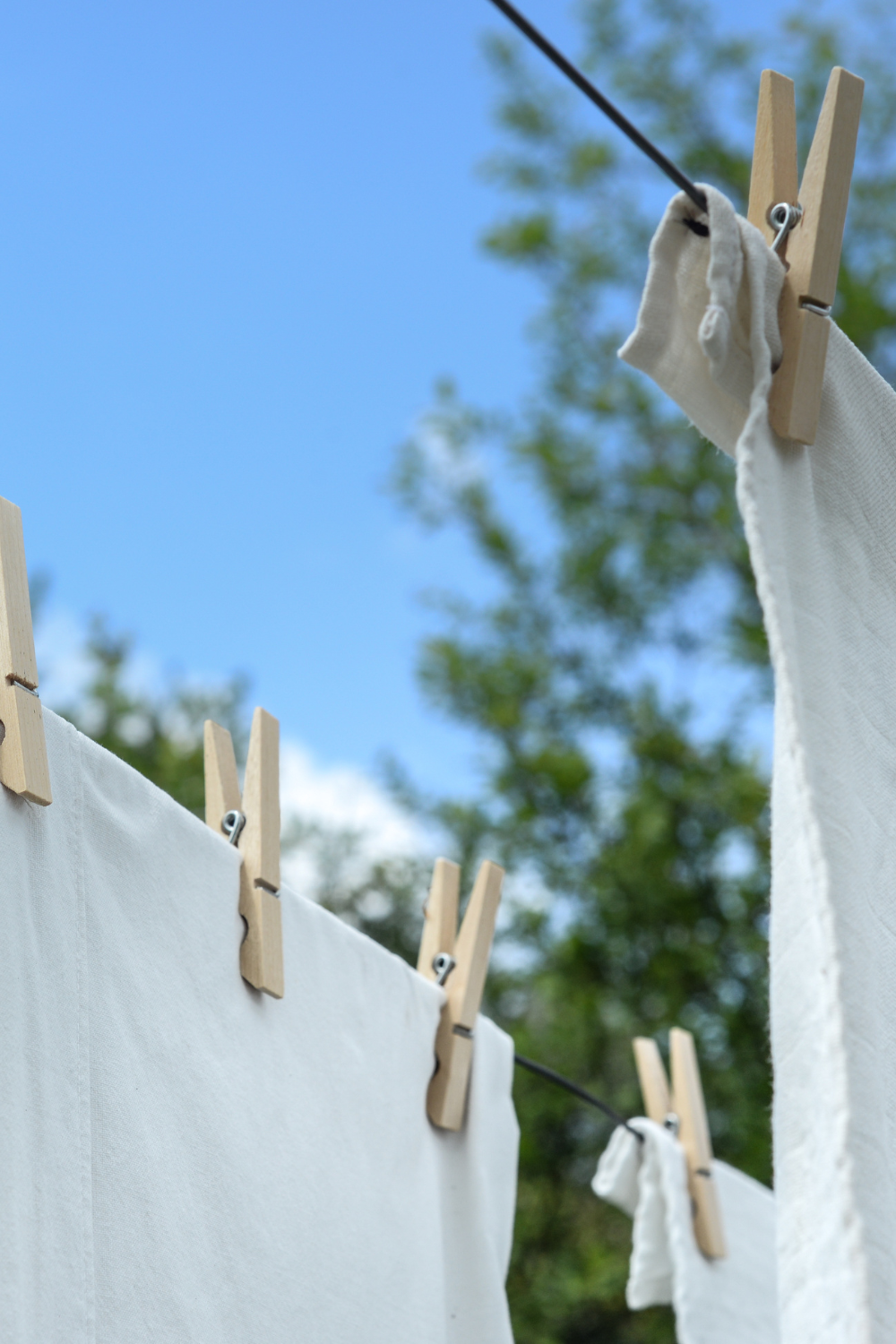 Image illustrates eco friendly laundry detergent and set up.