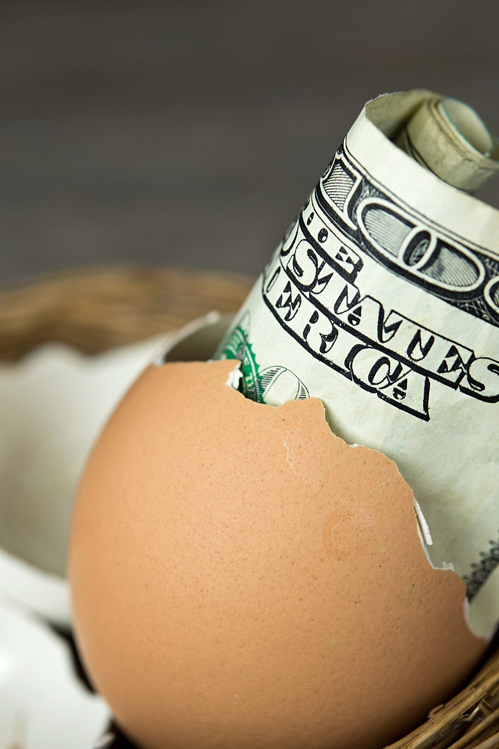 Image illustrates expensive brown eggs demonstrating finformation for white chicken eggs vs brown.