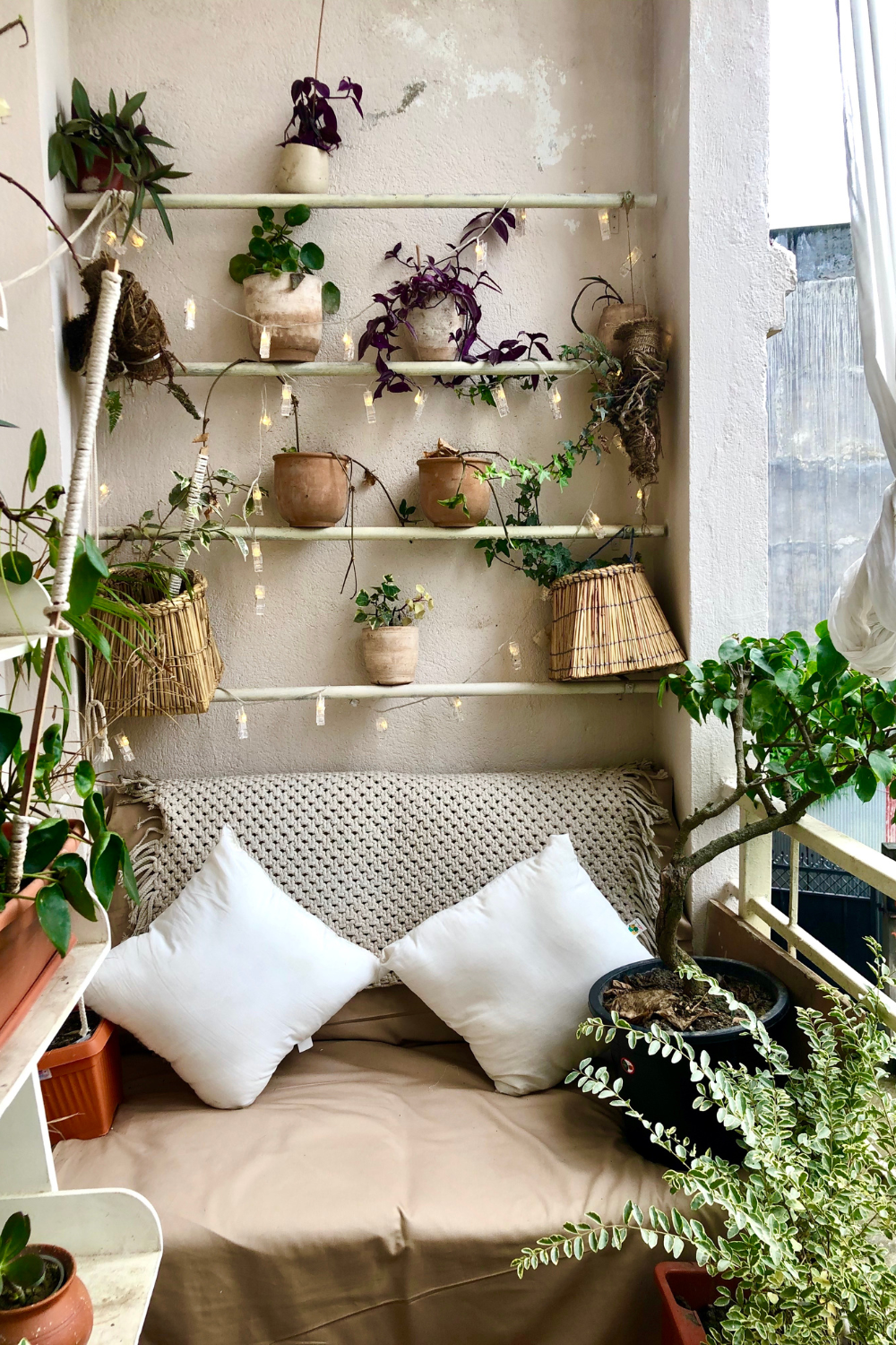 Image illustrates cottagecore aesthetic home ideas.