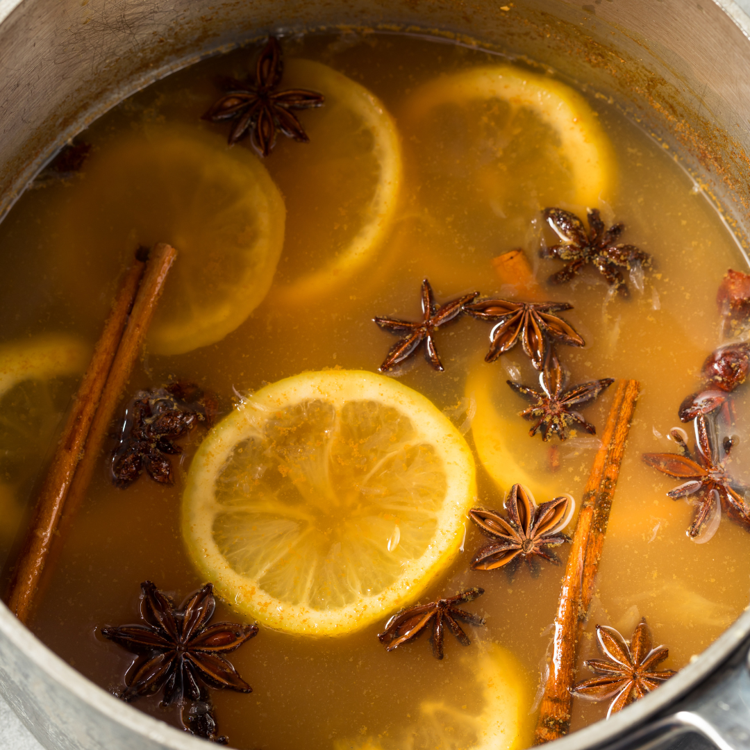 Image illustrates mulled cider for traditional holiday drinks.