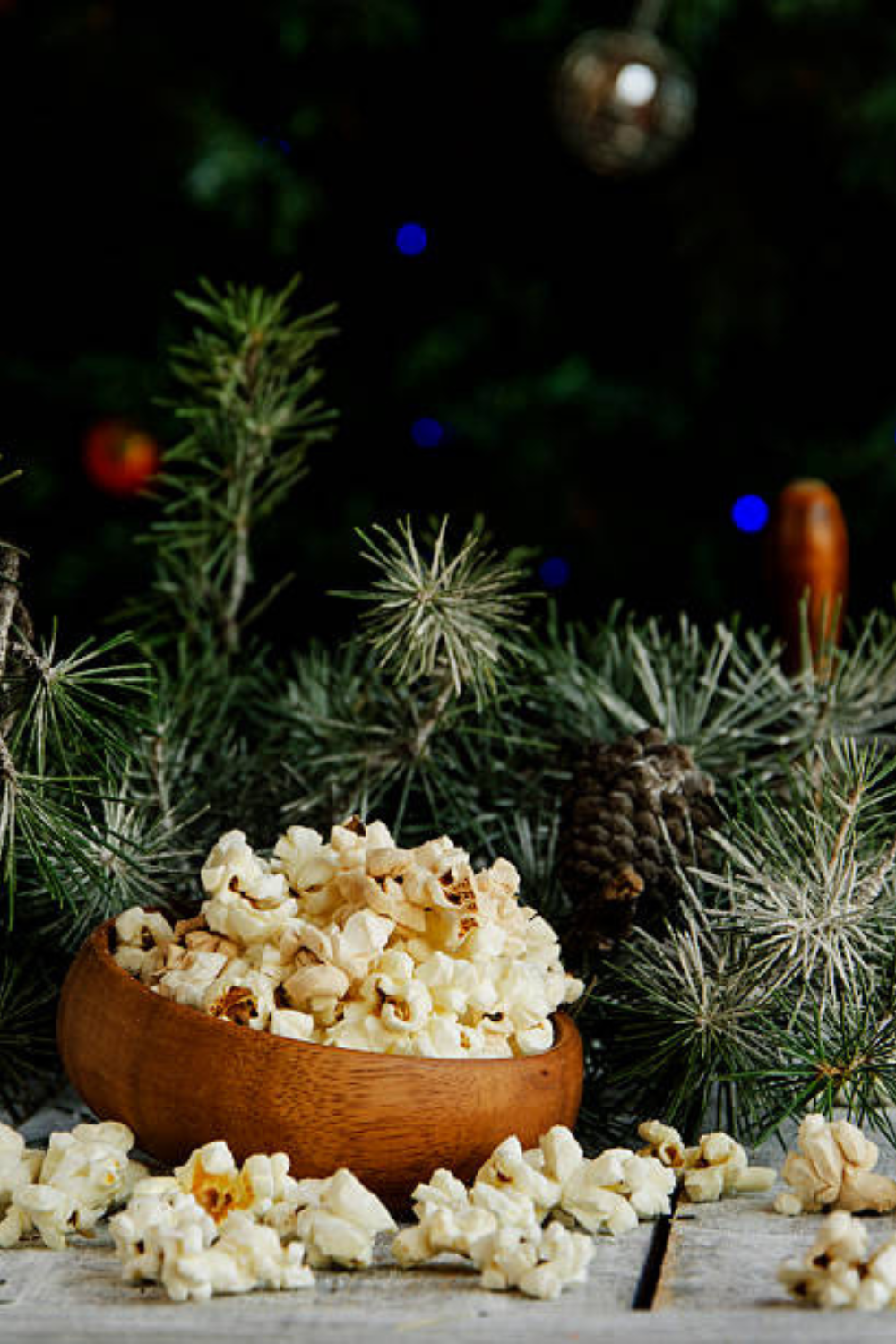 Image illustrates popcorn garland for how to make popcorn garland.