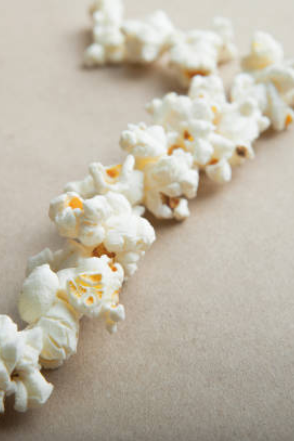 Image illustrates popcorn garland for how to make popcorn garland.