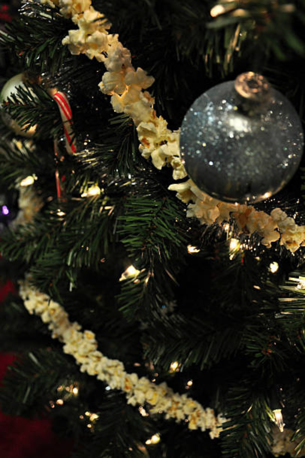 Image illustrates popcorn garland for how to make popcorn garland.