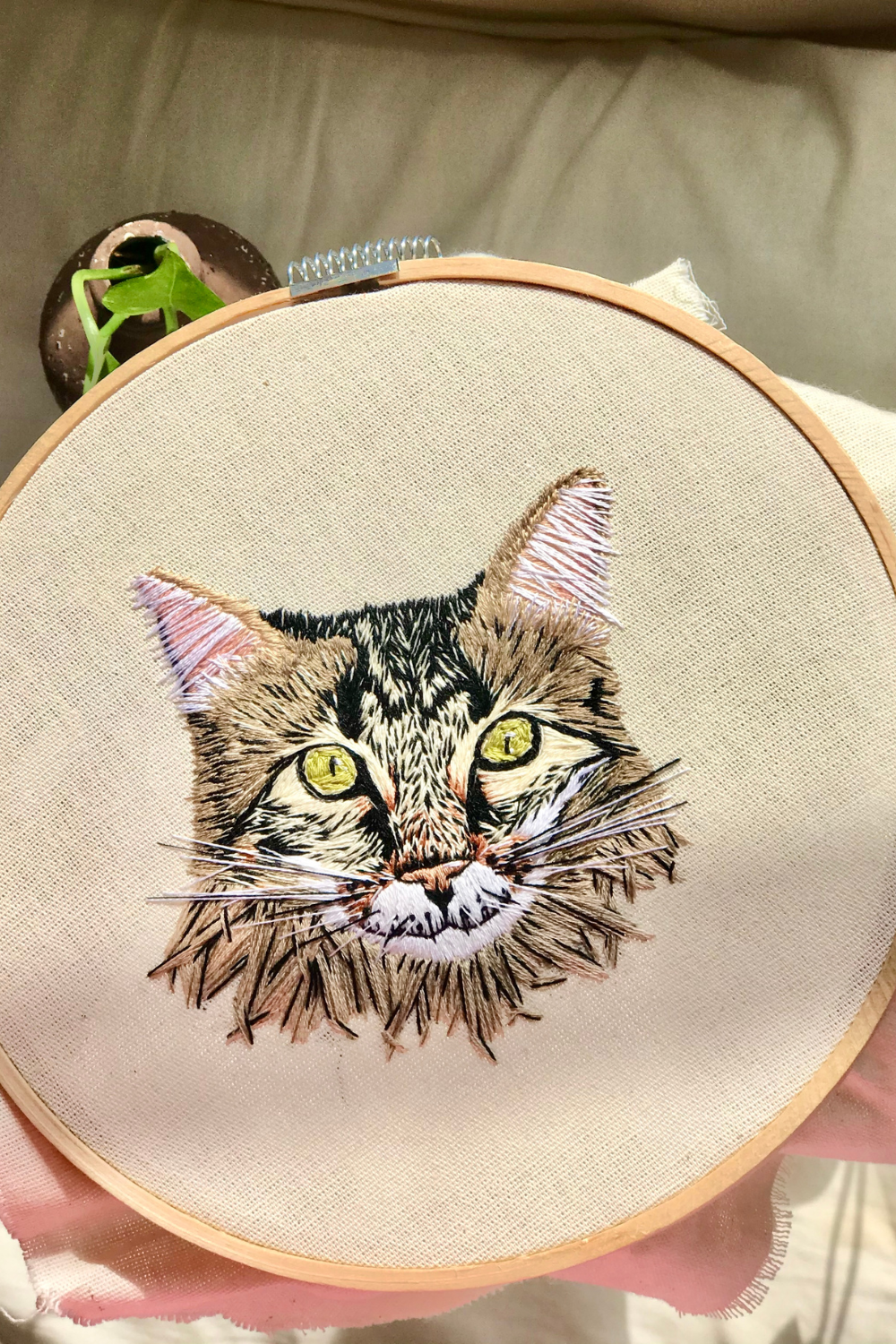 Image illustrates embroidery hoop art for handmade Christmas gifts.