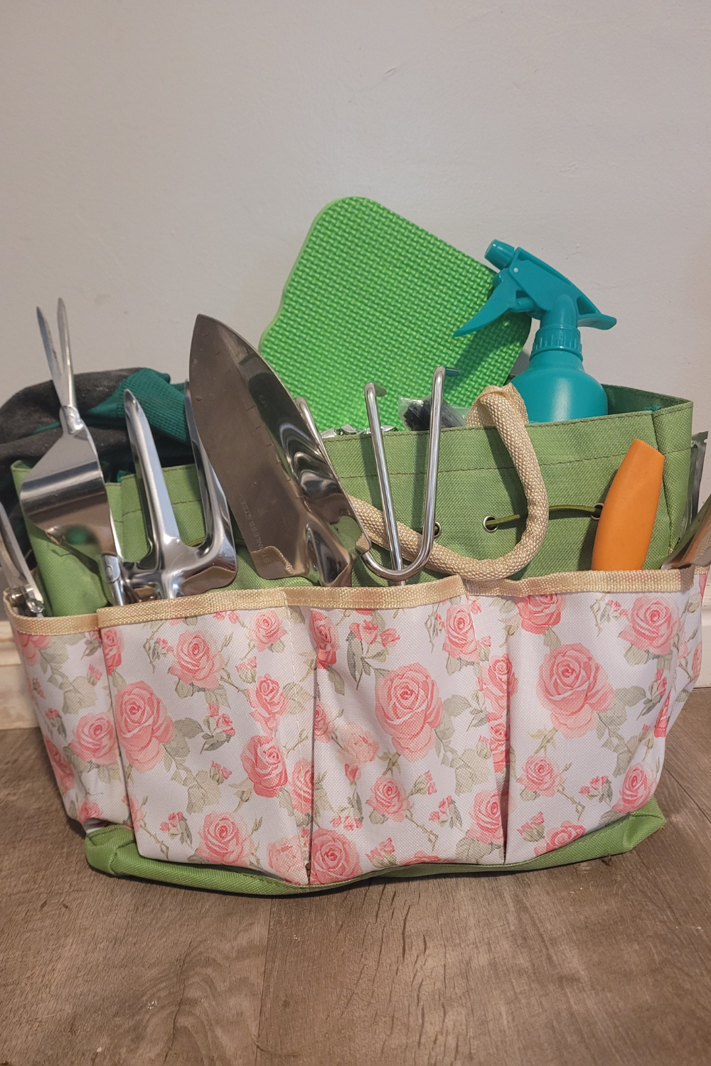 Image illustrates a garden tool set for women.