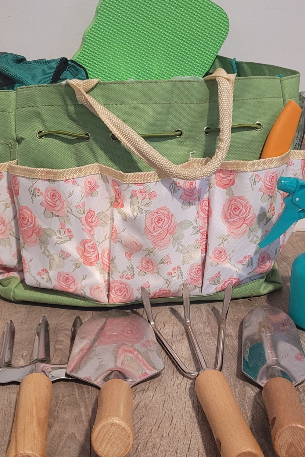 Image illustrates a garden tool set for women.