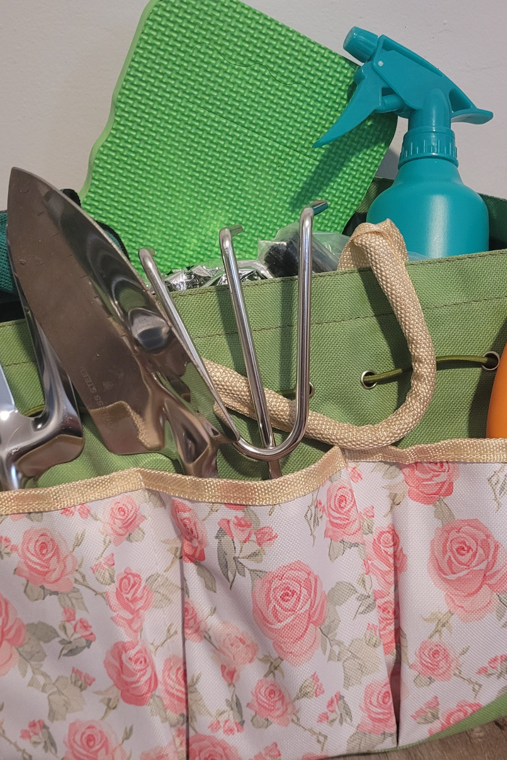 Image illustrates a garden tool set for women.